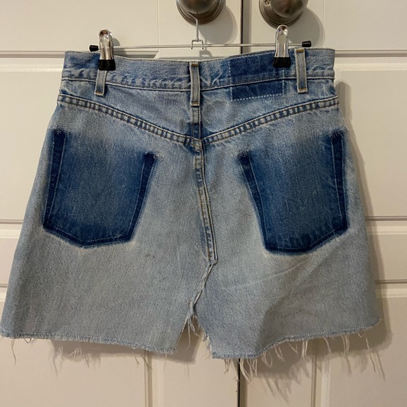 Levi distressed jean skirt - Picture 3 of 4